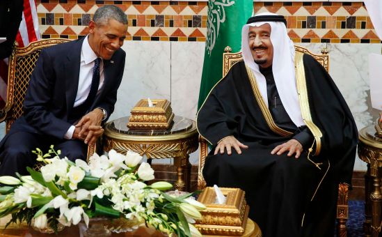 U.S. President Barack Obama meets with Saudi Arabia's King Salman (R) at Erga Palace in Riyadh, January 27, 2015. Obama is stopping in Saudi Arabia on his way back to Washington from India to pay his condolences over the death of King Abdullah and to hold bilateral meetings with King Salman.   REUTERS/Jim Bourg     (SAUDI ARABIA - Tags: POLITICS ROYALS)
